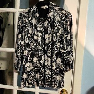 Women's Black and white floral print glittered by tradition  SIZE XL pre-owned.